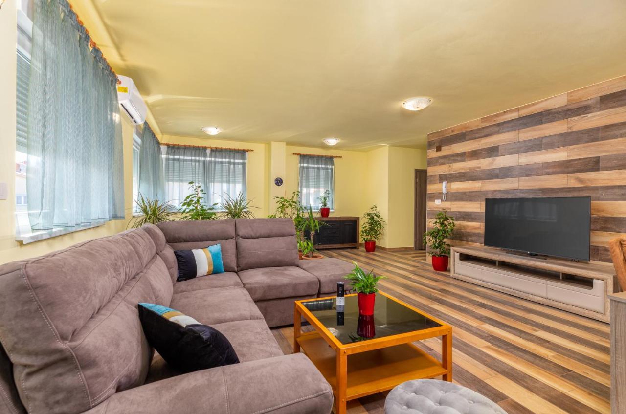 Apartmani Monte Pula Buitenkant foto