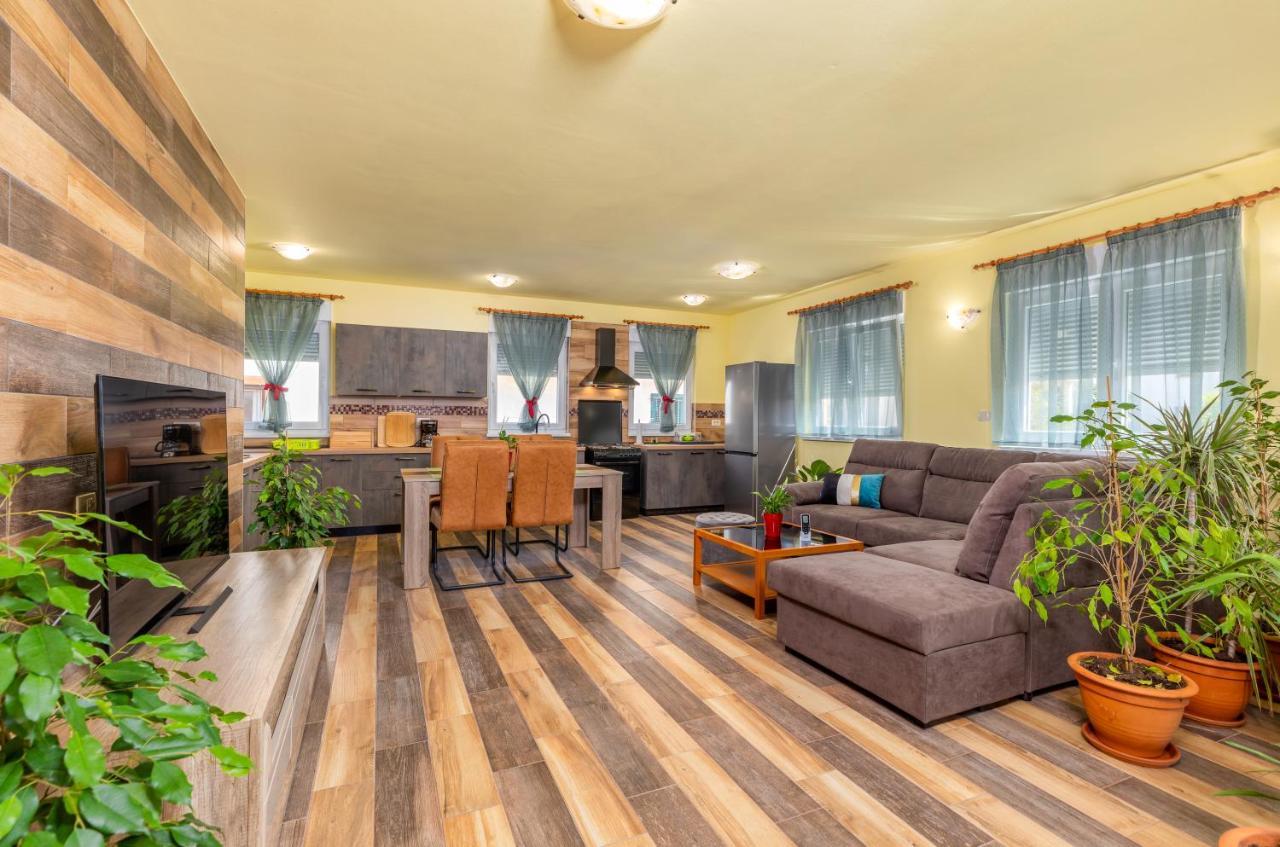 Apartmani Monte Pula Buitenkant foto