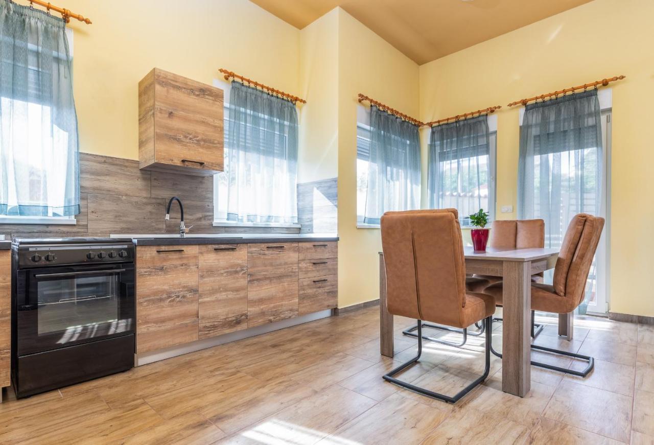 Apartmani Monte Pula Buitenkant foto
