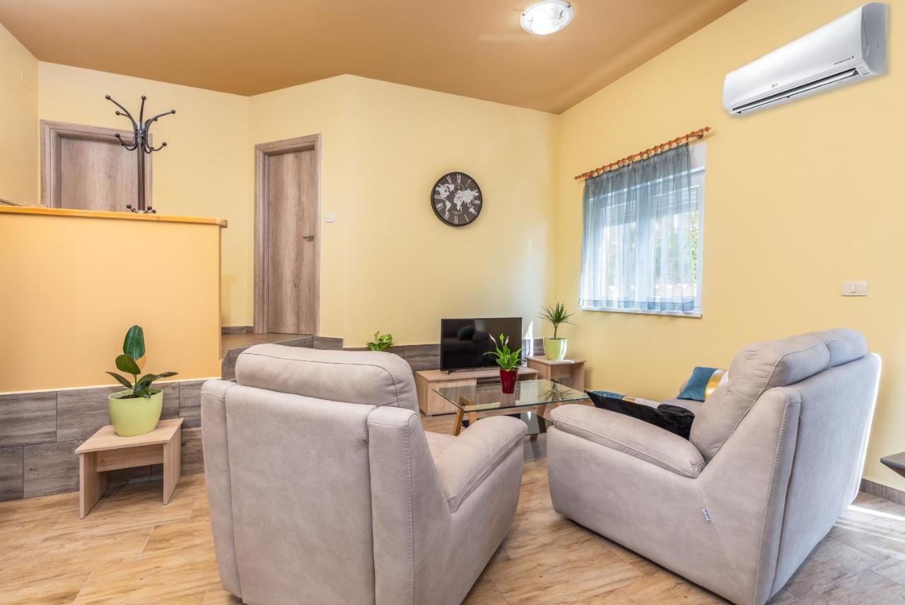 Apartmani Monte Pula Buitenkant foto
