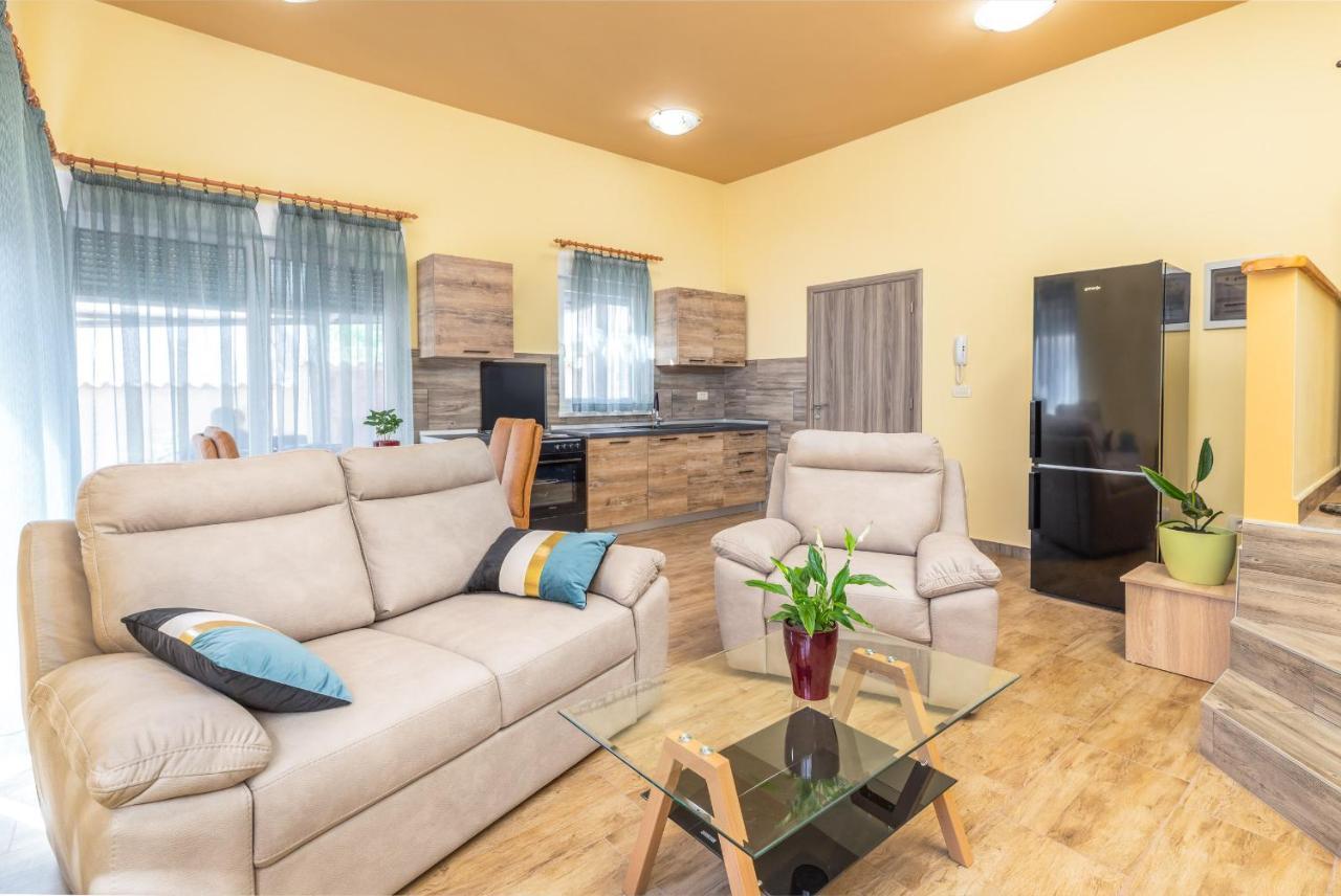 Apartmani Monte Pula Buitenkant foto