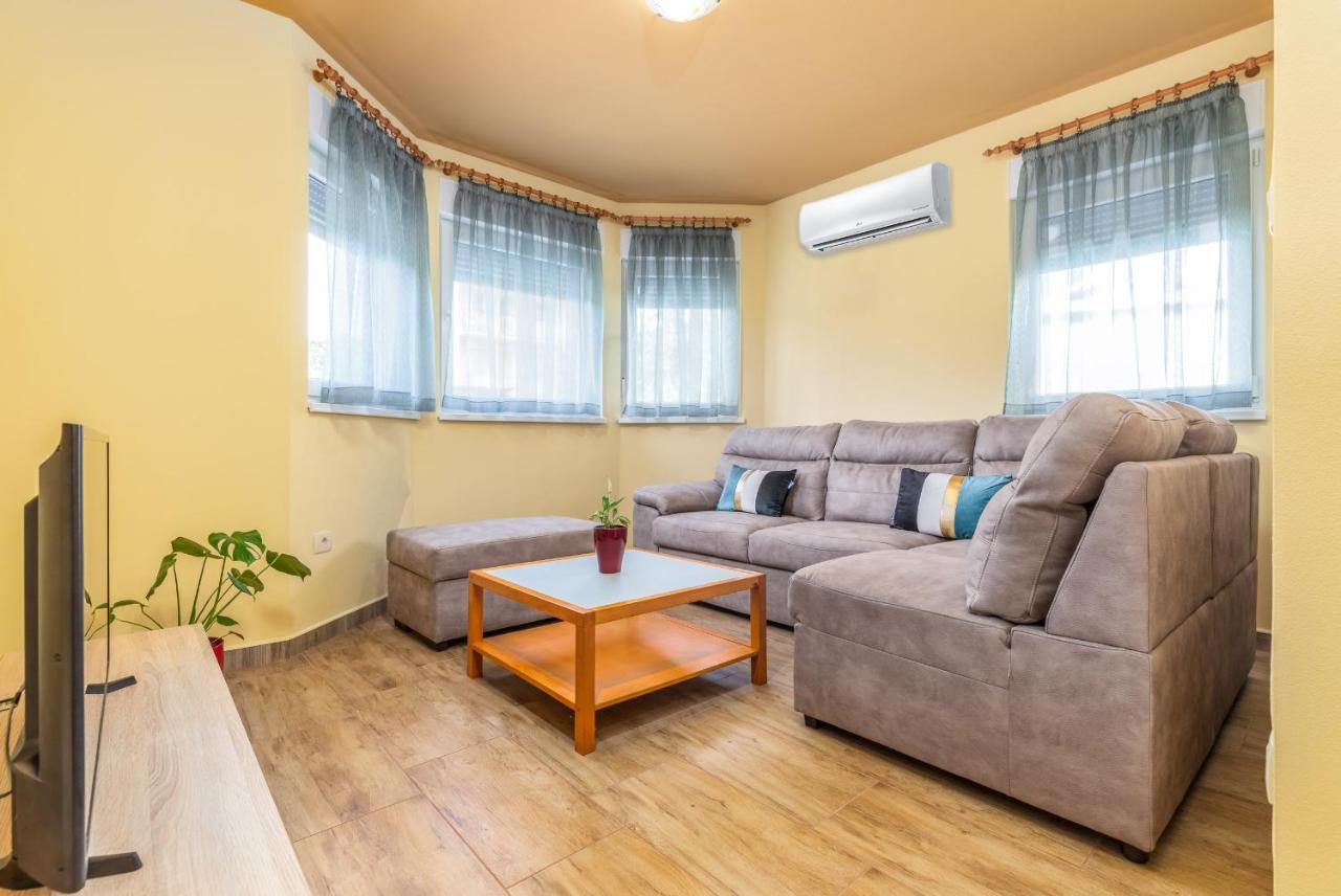 Apartmani Monte Pula Buitenkant foto