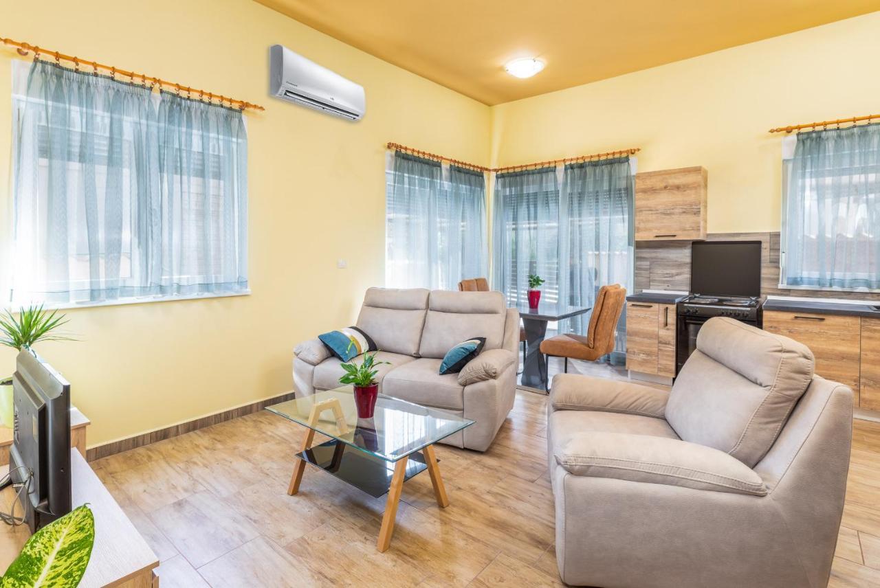 Apartmani Monte Pula Buitenkant foto
