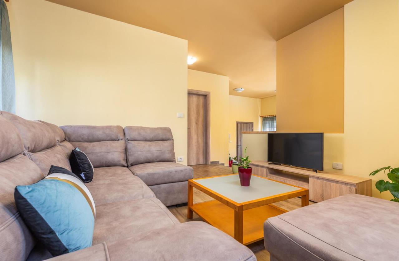 Apartmani Monte Pula Buitenkant foto